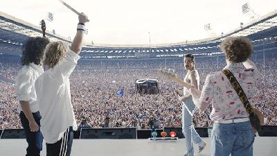 Rami Malek (Freddy Mercury) dalam scene konser Life Aid di film Bohemian Rhapsody. -IMDB