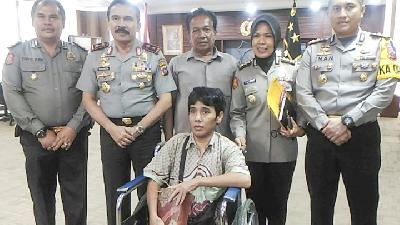 Fakhrizal (kedua dari kiri) dan Iwan Mulyadi (di kursi roda) di kantor Kepolisian Daerah Sumatera Barat, Selasa pekan lalu.