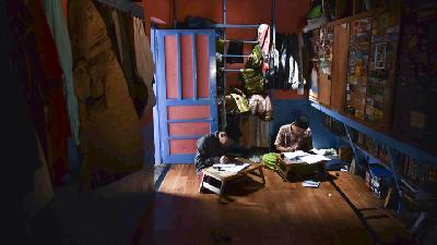 Aktivitas santri dalam kamarnya di Pondok Pesantren Lirboyo, Mojoroto, Kediri, Jawa Timur, Juni 2016. -TEMPO/Aris Novia Hidayat