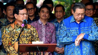 Ketua Umum Partai Gerindra Prabowo Subianto dan Ketua Umum Partai Demokrat Susilo Bambang Yudhoyono menyampaikan keterangan pers di kediaman Prabowo.