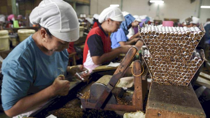 Buruh di pabrik rokok Gudang Baru, Malang, Jawa Timur, Agustus 2016.