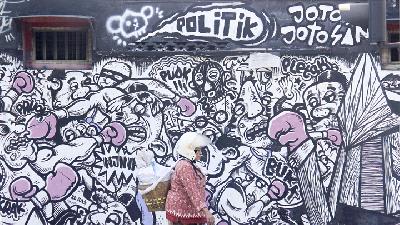 “Fist-punch Politics” mural in Jalan Wonokromo, Surabaya, East Java, last October. -ANTARA/Moch Asim