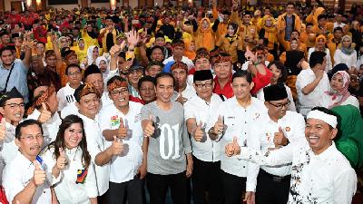 Presidential candidate Joko Widodo and his regional campaign team at a gathering event with legislative candidates from his party coalition in Bandung