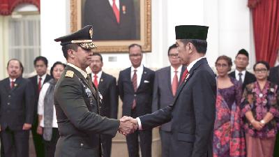 Presiden Joko Widodo memberikan selamat kepada Jenderal Andika Perkasa seusai upacara pelantikan Kepala Staf TNI Angkatan Darat di Istana Negara.