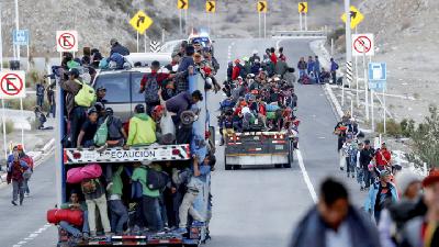 Migran dari Amerika Tengah melintasi Tijuana menuju perbatasan antara Amerika Serikat dan Meksiko, 20 November 2018. 