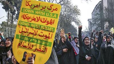 Perempuan Iran berdemonstrasi menentang kebijakan Amerika Serikat di Kota Teheran, 
4 November 2018. 