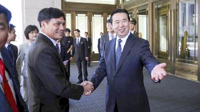 Meng Hongwei (kanan) bertemu dengan delegasi dari Vietnam di Beijing, Agustus 2016. 