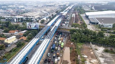 Proyek pembangunan infrastruktur jalan tol layang Jakarta-Cikampek, Jawa Barat, Kamis pekan lalu.