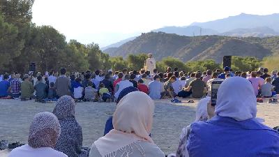 Muslims conducted an Eid al-adha pray at Cerro del Aceituna, San Miguel Alto, Granada, last August. -TEMPO/Purwani Diyah Prabandari