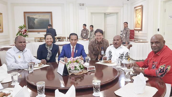 Presiden Joko Widodo saat jamuan makan siang bersama Gubernur Papua Lukas Enembe (kedua dari kanan) di Istana Kepresidenan, Jakarta, 29 November lalu.