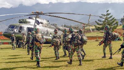 Prajurit TNI bersiap menaiki helikopter menuju Nduga di Wamena, Papua, 5 Desember 2018. -ANTARA/Iwan Adisaputra
