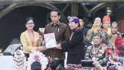 Presiden Joko Widodo  menerima strategi kebudayaan yang diserahkan Aktris Nungki Kusumastuti (kiri) dan Budayawan I Made Bandem di Jakarta. ANTARA