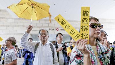 Aktivis Gerakan Payung di luar gedung pengadilan Hong Kong, Cina, 19 November 2018. REUTERS/Bobby Yip