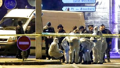 Investigator dari kepolisian Prancis menyelidiki lokasi penembakan yang menewaskan lima orang di Strasbourg, Prancis, 13 Desember 2018. 