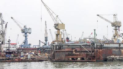 Galangan kapal milik PT Dok dan Perkapalan Surabaya di Pelabuhan Jamrud Selatan, Tanjung Perak. 