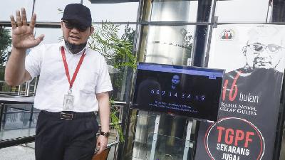 Penyidik KPK Novel Baswedan berdiri di samping layar yang menampilkan jam hitung sejak penyerangan terhadap dirinya, di gedung KPK.