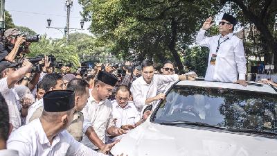 Prabowo Subianto menyapa pendukungnya  di depan kantor Komisi Pemilihan Umum, Jakarta, 10 Agustus 2018. ANTARA/Aprillio Akbar