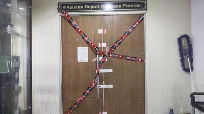 Pintu ruangan Asisten Deputi Olahraga Prestasi di gedung Kementerian Pemuda dan Olahraga, Jakarta, disegel oleh Komisi Pemberantasan Korupsi.