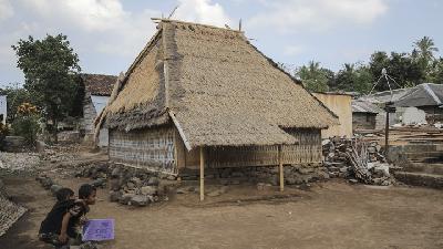 Rumah adat suku Sasak di Dusun Tangga, Lombok, Nusa Tenggara Barat. TEMPO/Muhammad Hidayat