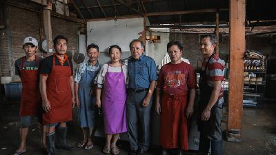 Shirley Chowindra bersama suami dan karyawannya di Palu, Sulawesi Tengah. TEMPO/M Taufan Rengganis