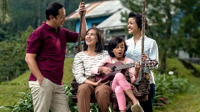 Pemeran Keluarga Cemara (dari kiri) Ringgo Agus Rahman (Abah), Adhisty Zara (Euis), Widuri Sasono (Cemara), dan Nirina Zubir (Emak). jaff-filmfest.org