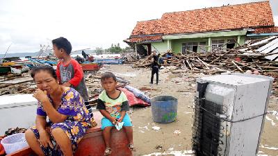 Warga menjaga harta benda yang bisa diselamatkan pascatsunami di Sumur Pesisir, Pandeglang, Banten, 24 Desember 2018. ANTARA/Aurora Rinjani