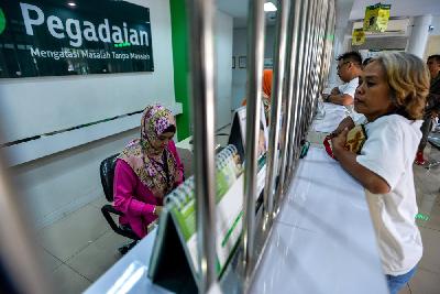 Nasabah melakukan transaksi di Kantor Pegadaian Cabang Senen, Jakarta Pusat.