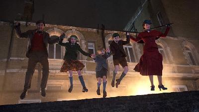 Emily Blunt (paling kanan) dalam Mary Poppin Return. IMDB