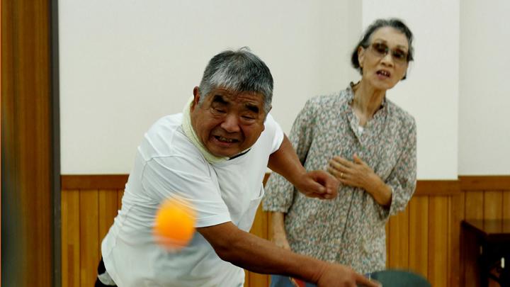 Warga Kota Sennari menghabiskan waktu dengan bermain tenis meja di Sakura, Jepang, 28 Agustus 2018.