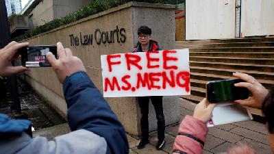 Demonstrasi menuntut pembebasan petinggi Huawei, Meng Wanzhou, di depan kantor pengadilan Vancouver, British Columbia, Kanada, 10 Desember 2018. 