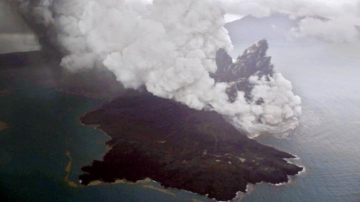 Foto udara letusan Gunung Anak Krakatau di Selat Sunda, 23 Desember 2018.