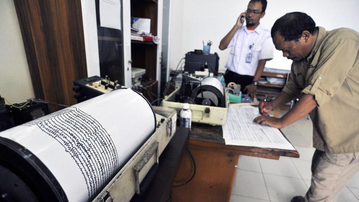 Pemeriksaan data rekam seismograf pemantau aktivitas letusan Gunung Anak Krakatau di Pos Pengamatan GAK Pasauran, Serang, Banten, 27 Desember 2018.