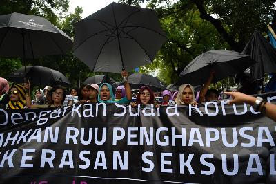 Masyarakat dari berbagai aliansi melakukan aksi damai bertajuk stop kekerasan seksual di Jalan Medan Merdeka Barat, Jakarta, Sabtu (8/12/2018).  ANTAR