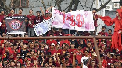 Suporter PSM Makassar membentangkan spanduk protes di Stadion Andi Mattalatta, Makassar, 9 Desember 2018. ANTARA/Yusran Uccang