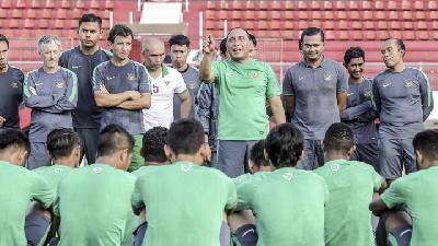 Ketua Umum PSSI Edy Rahmayadi didampingi pelatih tim nasional U-22, Luis Milla, di Stadion Dipta, Gianyar, Bali, Juli 2017. TEMPO/Johannes P. Christo