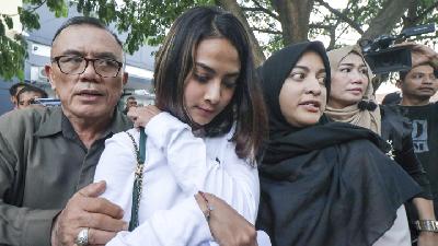 Vanessa Angel (left) after questioning at the Cyber Crime Unit of the East Java Police Special Crime Detective Building, Surabaya, January 6./ANTARA F