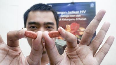 Penyandang HIV/AIDS menunjukkan obat antiretroviral (ARV) yang biasa diminum untuk terapi pengobatan di RSUD Kabupaten Tangerang, Banten. ANTARA/Lucky