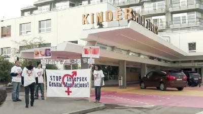 Demonstrasi menentang pemaksaan gender melalui pemotongan kelamin seorang interseks di Jerman, November 2013./Youtube/Al Jazeera