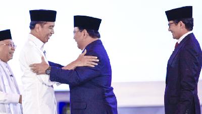 Joko Widodo bersalaman dengan Prabowo Subianto sebelum debat pertama calon presiden di Hotel Bidakara, Jakarta, 17 Januari 2019. TEMPO/Subekti