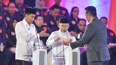 Joko Widodo dan Ma’ruf Amin mengambil undian pertanyaan saat debat pertama pemilihan presiden di Hotel Bidakara, Jakarta, 17 Januari 2019. ANTARA/Sigi