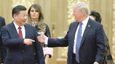 Presiden AS Donald Trump dan Presiden Tiongkok Xi Jinping tiba di jamuan makan malam kenegaraan di Aula Besar Rakyat di Beijing./REUTERS/Thomas Peter