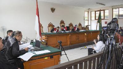Bekasi Spatial Planning Division Chief Neneng Rahmi testifying in the Meikarta project corruption trial at the Bandung Corruption Court./TEMPO/Prima M