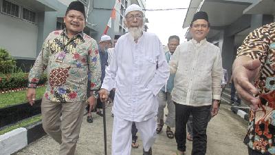 Yusril Ihza Mahendra (right) with Abu Bakar Ba’asyir (center) at Gunung Sindur Penitentiary, Bogor, West Java, January 18.  ANTARA FOTO/Yulius Satria 