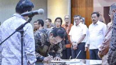 Edy Putra Irawady menandatangani berita acara pelantikannya sebagai Kepala Badan Pengusahaan Batam, di kantor Kementerian Koordinator Perekonomian.