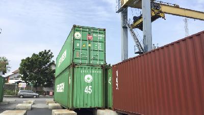 EMCU 8064035 container belonging to Mitra Inti Niaga./Tempo/Linda Trianita