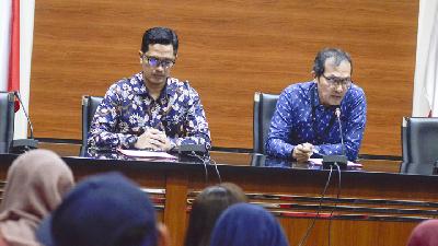 Wakil Ketua KPK Saut Situmorang (kanan), memberikan keterangan terkait penetapan tersangka kasus korupsi pengurusan Dana Perimbangan, Kabupaten Arfak.