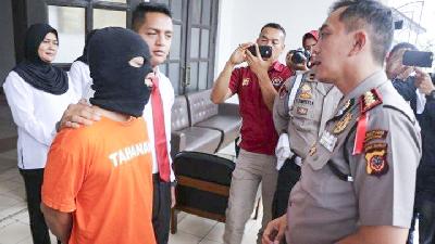 DRP, terduga pelaku pedofilia, di Markas Kepolisian Resor Kota Besar Bandung, 21 Januari 2019./Tribun jabar