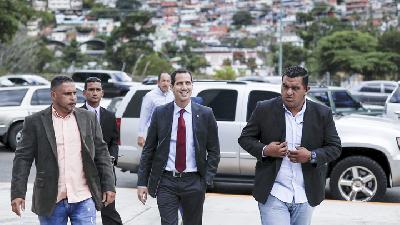 Pemimpin oposisi Venezuela, Juan Guaido (berdasi merah), menjumpai pendukungnya di Karakas, Rabu pekan lalu./ REUTERS/Carlos Garcia Rawlins