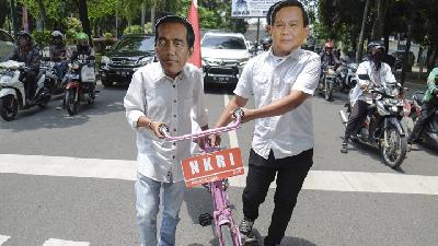 Topeng bergambar calon presiden Joko Widodo dan Prabowo Subianto 
dalam aksi “#kamisaudara” di Medan, September 2018. ANTARA/Irsan Mulyadi