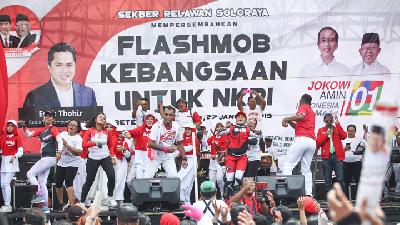 Anggota Sekretariat Bersama Forum Relawan Jokowi-Ma’ruf Solo Raya mengikuti acara “Flashmob Kebangsaan” di Benteng Vastenburg, Solo, 27 Januari 2019.